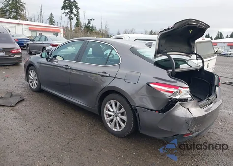 2020 Toyota Camry Le z USA, uszkodzony, nr VIN 4T1C11AK7LU956309